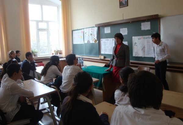 Крымских учителей летом переподготовят по российским учебным стандартам - министр