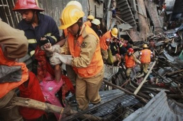 Спасатели нашли живыми 50 человек под завалами обрушившегося здания в Бангладеш