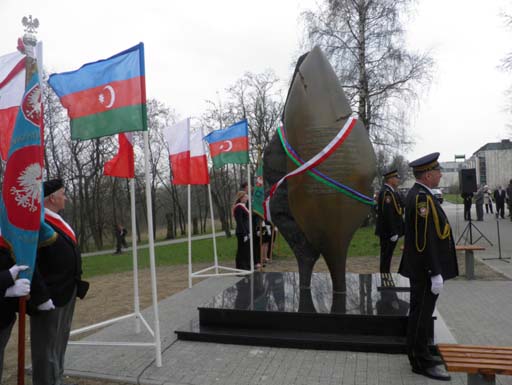 В городе Гнезно открылся памятник азербайджано-польской дружбы (фото)