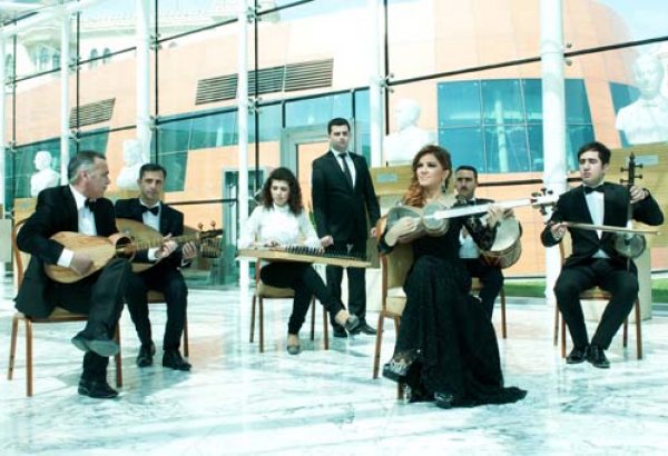 В Международном центре мугама состоится концерт Хумай Гадимовой “Oxu tar” (фото)