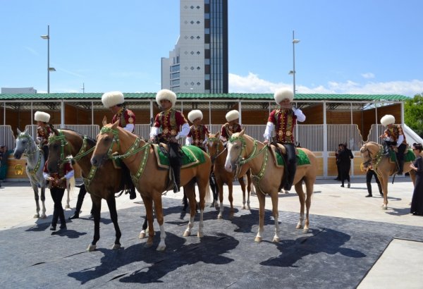 В Ашхабаде проходят международные мероприятия, посвященные ахалтекинским коням (ФОТО)