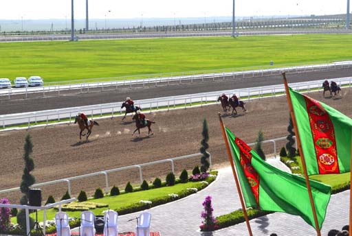 Президент Туркменистана победил на скачках среди наездников старшего поколения (ФОТО)