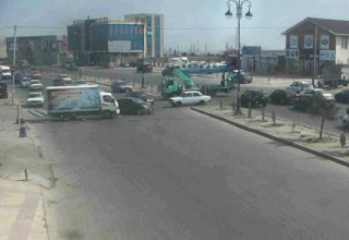 В Баку легковой автомобиль столкнулся с грузовиком (ВИДЕО)