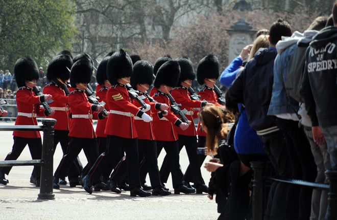 В Лондоне из-за угрозы терактов королевскую гвардию будут охранять вооруженные патрули