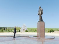 Президент Азербайджана совершает визит в Гобустанский район (ФОТО)