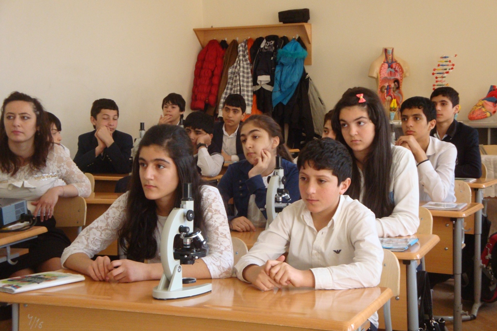 В учебных заведениях Азербайджана предусмотрено распределение между учителями нагрузки по  вакантным местам