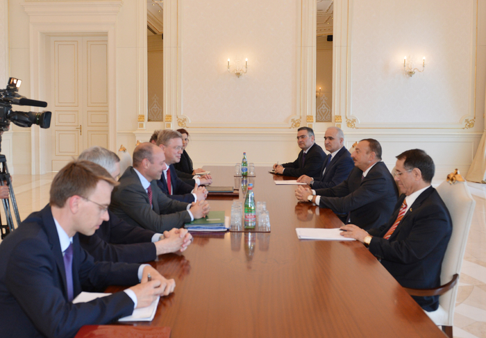 Президент Азербайджана принял делегацию во главе с комиссаром Евросоюза