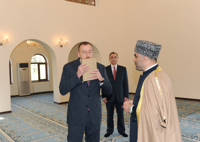 Президент Азербайджана ознакомился в Сумгайыте с мечетью "Джума" после капитального ремонта (ФОТО)