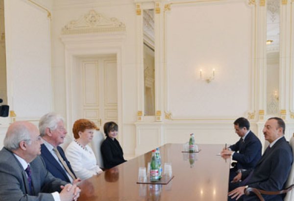 Президент Азербайджана принял представителей Международного центра Низами Гянджеви и Мадридского клуба