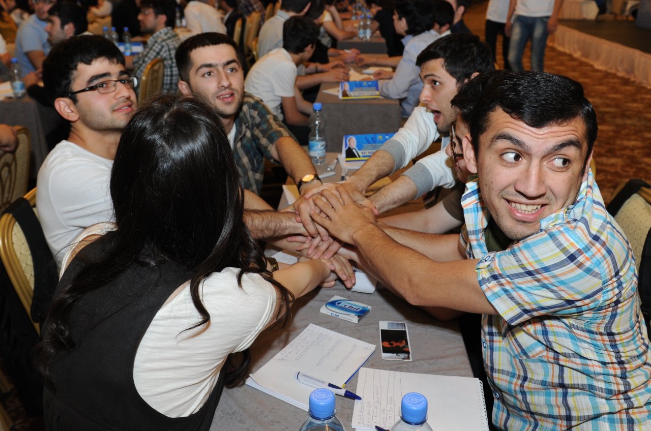В Баку прошел турнир по игре "Что? Где? Когда?" среди студентов (фото)