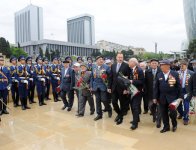 Президент Азербайджана и его супруга приняли участие в торжественной церемонии по случаю Дня Победы над фашизмом (версия 2) (ФОТО)