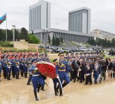 Президент Азербайджана и его супруга приняли участие в торжественной церемонии по случаю Дня Победы над фашизмом (версия 2) (ФОТО)
