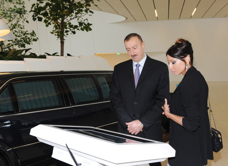 Президент Азербайджана и его супруга ознакомились с Музеем Гейдара Алиева, созданным в Центре Гейдара Алиева (версия 2)(ФОТО)