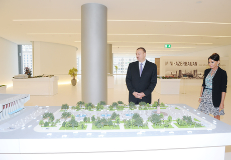 Президент Азербайджана и его супруга ознакомились с Музеем Гейдара Алиева, созданным в Центре Гейдара Алиева (версия 2)(ФОТО)