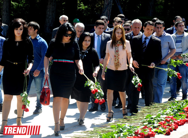 Azerbaijan's public marks 90th anniversary of National Leader Heydar Aliyev (PHOTO)