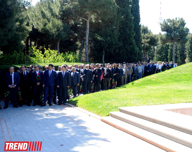 Azerbaijan's public marks 90th anniversary of National Leader Heydar Aliyev (PHOTO)