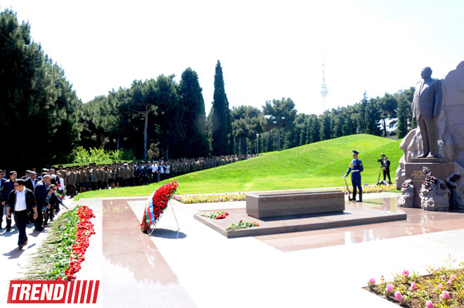 Azerbaijan's public marks 90th anniversary of National Leader Heydar Aliyev (PHOTO)