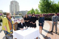 Президент Азербайджана и его супруга приняли участие в Празднике цветов в Баку (версия 2) (ФОТО)