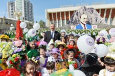 Президент Азербайджана и его супруга приняли участие в Празднике цветов в Баку (версия 2) (ФОТО)