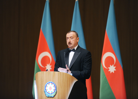 Ильхам Алиев и его супруга приняли участие в церемонии, посвященной 90-летнему юбилею общенационального лидера Азербайджана Гейдара Алиева (ФОТО)