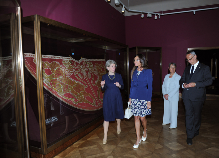 Azerbaijan`s First Lady visits number of historical monuments in Vienna (PHOTO)