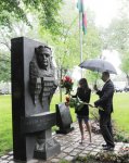 President Ilham Aliyev and his spouse visits monument to Uzeyir Hajibayli in Vienna (PHOTO)