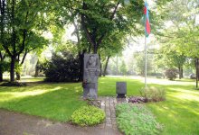 President Ilham Aliyev and his spouse visits monument to Uzeyir Hajibayli in Vienna (PHOTO)