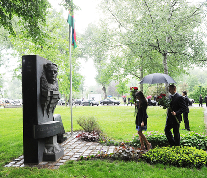 President Ilham Aliyev and his spouse visits monument to Uzeyir Hajibayli in Vienna (PHOTO)