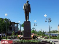 Flower laying ceremony at Azerbaijani national leader Heydar Aliyev’s monument held in Astrakhan (PHOTO)