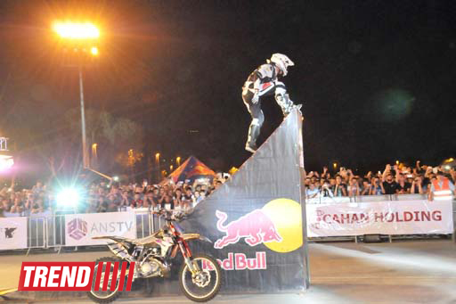 Умопомрачительные трюки мотоциклистов в вечернем Баку - Red Bull X Fighters Jams (фото)
