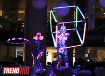 Московская группа "Extravaganza"  выступила в Баку в необычных костюмах - неоновое шоу (фото)