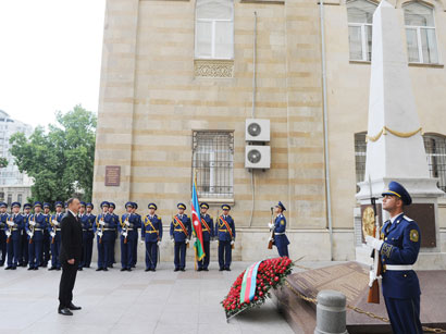 Президент Ильхам Алиев посетил монумент, воздвигнутый в честь Азербайджанской Демократической Республики (ФОТО)