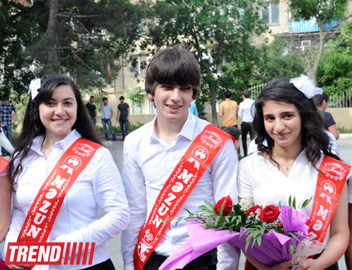 Сегодня в Азербайджане для выпускников прозвенит "последний звонок" (ФОТО)