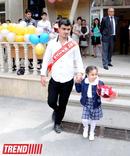Сегодня в Азербайджане для выпускников прозвенит "последний звонок" (ФОТО)