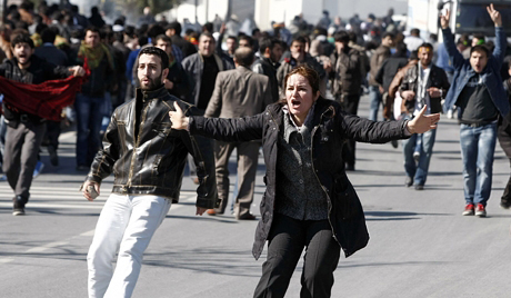 Demonstrators move to parliament building in Ankara