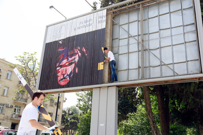 На улицах Баку установлены баннеры выставки известного американского художника Энди Уорхола (ФОТО)