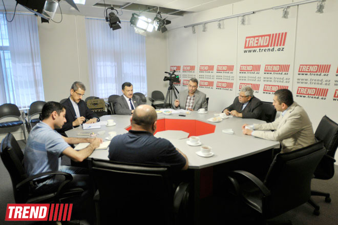 В Баку прошел "круглый стол" на тему "Гейдар Алиев и взгляды, основанные на неразрывной дружбе с Ираном" (ФОТО)