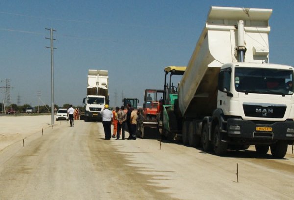 На одной из крупных автомагистралей в Азербайджане строится новый путепровод