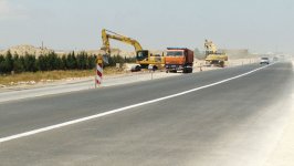 Qala-Pirallahı avtomobil yolunda asfalt-beton örtüyünün vurulması işlərinə başlanılıb (FOTO)