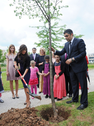 Лейла Алиева приняла участие в церемонии открытия центра для детей и молодежи с ограниченными возможностями зрения в Сараево (ФОТО)