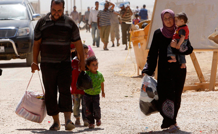 Власти Сирии открыли два гумкоридора для выхода беженцев из лагеря Рукбан