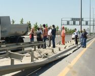 Bakıda qəza nəticəsində yol infrastrukturuna ciddi ziyan vurulub (FOTO)