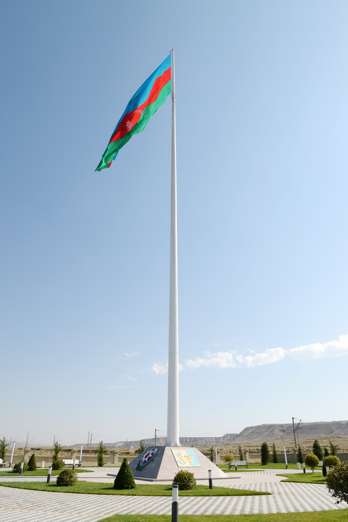 Azerbaijani President views Flag Square in Shirvan (PHOTO)