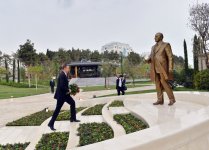 İlham Əliyev Yeni Azərbaycan Partiyası Binəqədi rayon təşkilatının inzibati binasının açılışında iştirak edib (FOTO)