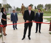 İlham Əliyev Yeni Azərbaycan Partiyası Binəqədi rayon təşkilatının inzibati binasının açılışında iştirak edib (FOTO)
