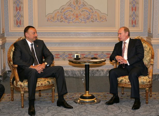 Президент Ильхам Алиев: У Азербайджана и России по всем вопросам очень схожие позиции (версия 2) (ФОТО)