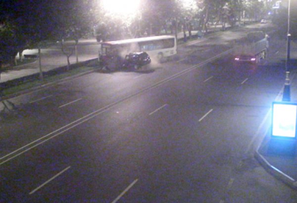 Bakıda avtobusla "cip" toqquşdu, zərbə sürücünü yolun ortasına tulladı (VİDEO)
