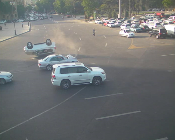 "Toyota Prado" markalı avtomobil Bakının mərkəzində aşırıldı (VİDEO)