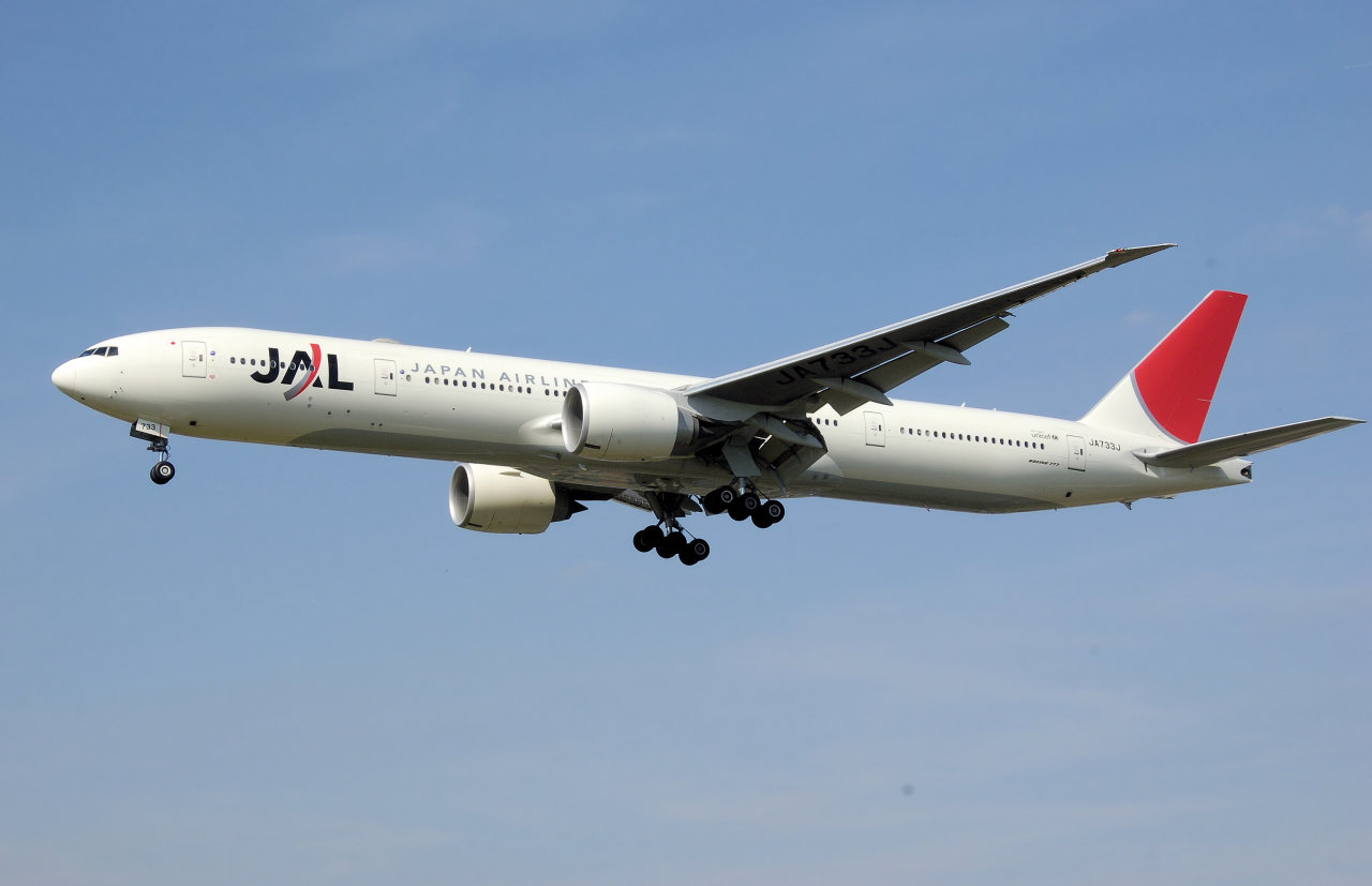 Пассажирский самолет совершил аварийную посадку в Японии