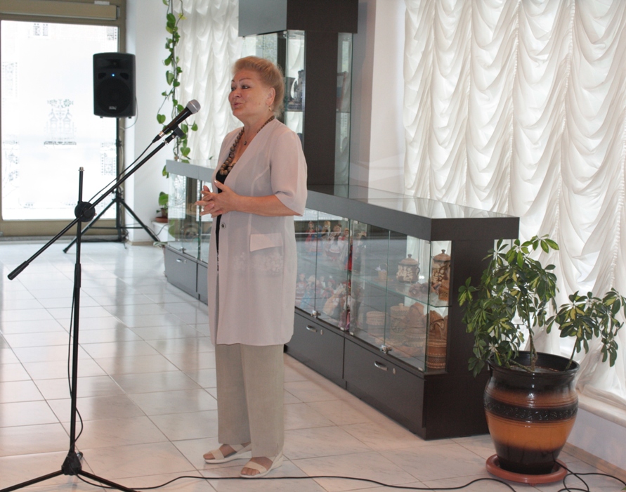 В Баку прошел творческий вечер поэтессы и художницы Валентины Эфендиевой (фото)